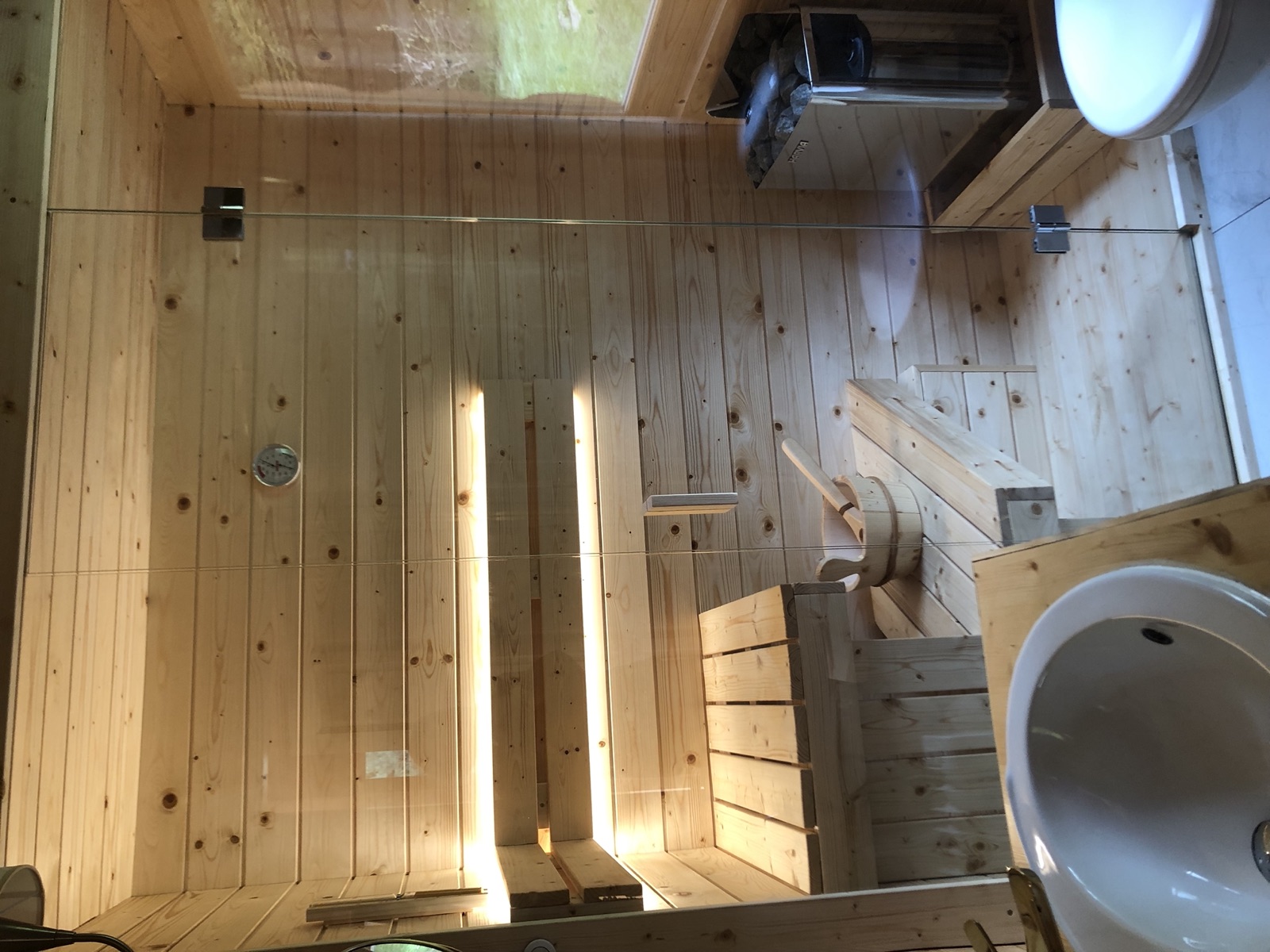 Sauna fińska w domku Willa Słońce Brenna - drewniane wnętrze, wiadro, szklane drzwi